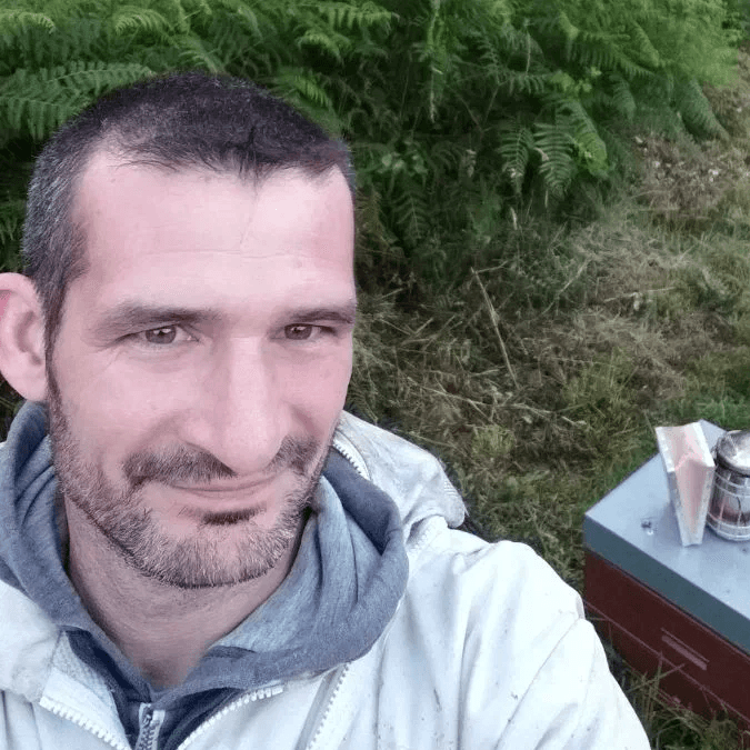 apiculteur avec du miel en Bretagne